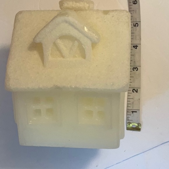 UNBRANDED SOLID CANDLE MADE INTO A HOUSE NWOT - Picture 7 of 8